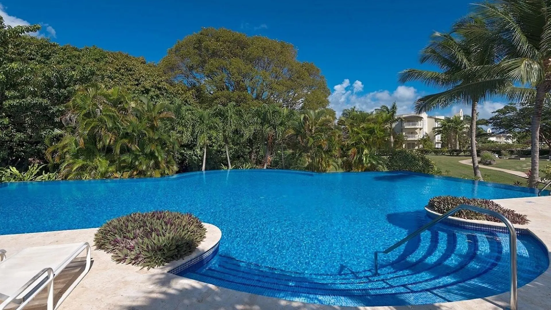 Royal Apartments 3 Bedrooms Communal Pool سانت جيمس
